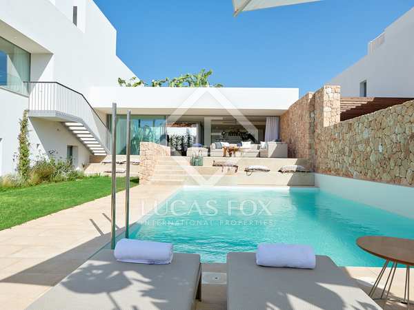 394m² house / villa with 67m² garden for sale in San José