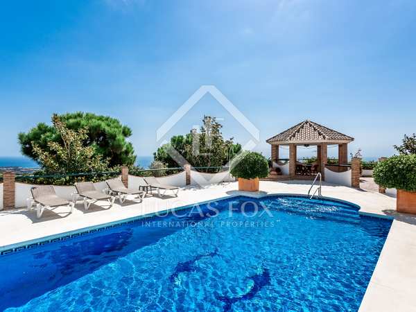 300m² house / villa with 76m² terrace for sale in Estepona