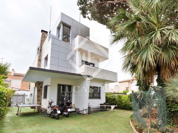 270m² house / villa for sale in La Pineda, Barcelona