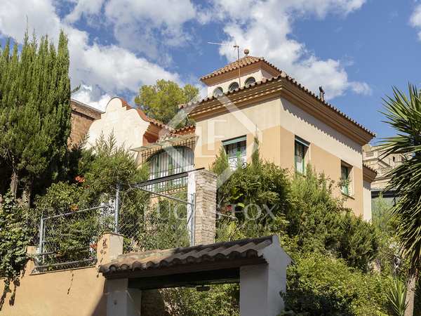 334m² house / villa with 213m² garden for sale in Gràcia