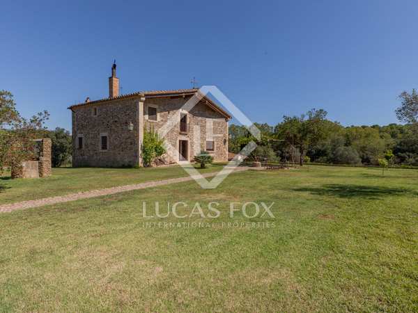 550m² country house with 1,525m² garden for sale in Baix Empordà