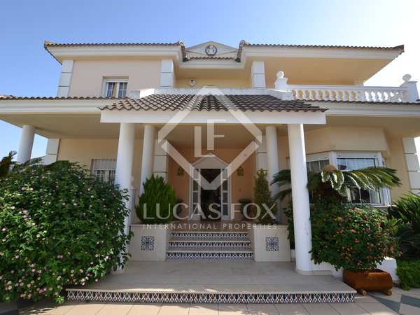 Huis / villa van 783m² te koop met 1,225m² Tuin in Sevilla