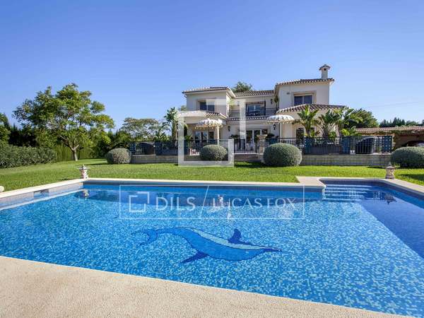 Casa / Vila de 556m&sup2; with 10,914m&sup2; Jardim &agrave; venda em D&eacute;nia