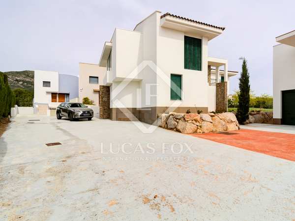 214m² house / villa with 352m² garden for sale in Cambrils