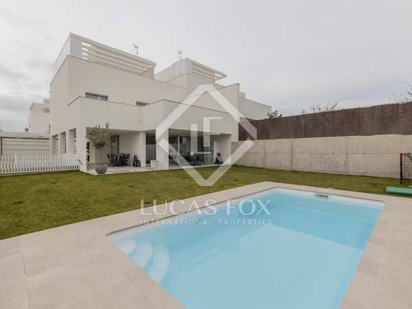 Casa / villa de 347m² con 200m² de jardín en alquiler en Aravaca
