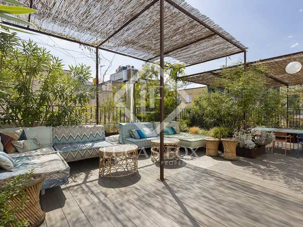90m² penthouse with 155m² terrace for rent in Eixample Right