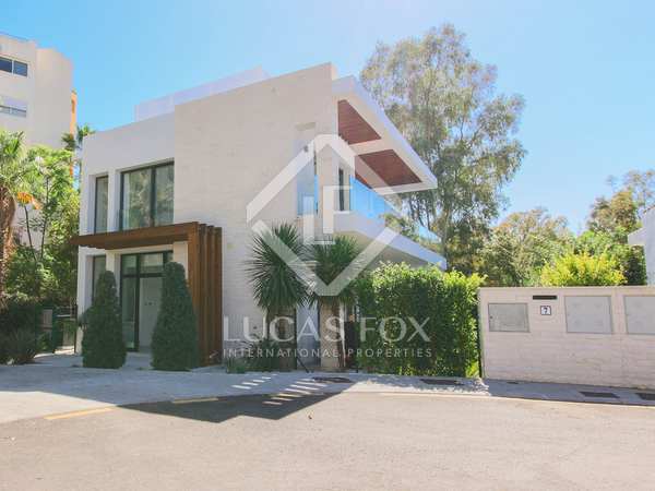 300m² house / villa for rent in Atalaya, Costa del Sol