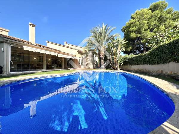 375m² house / villa with 30m² terrace for sale in Playa Muchavista