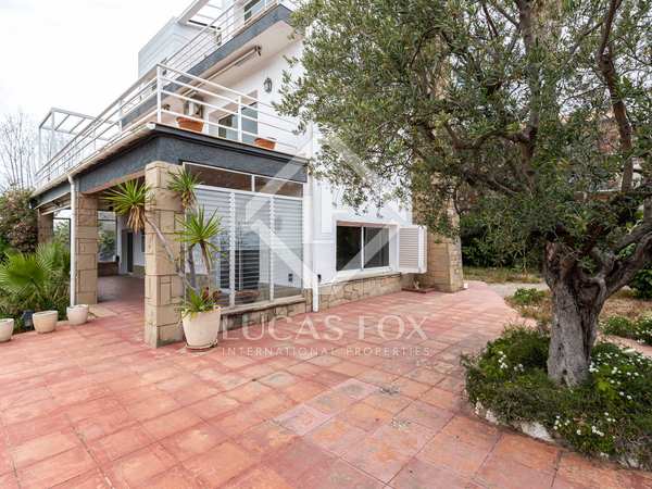 312m² house / villa with 558m² garden for sale in Esplugues