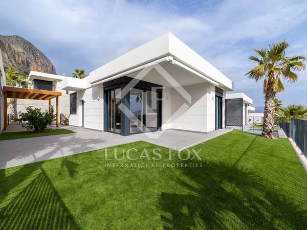 231m² house / villa with 50m² terrace for sale in Altea Town