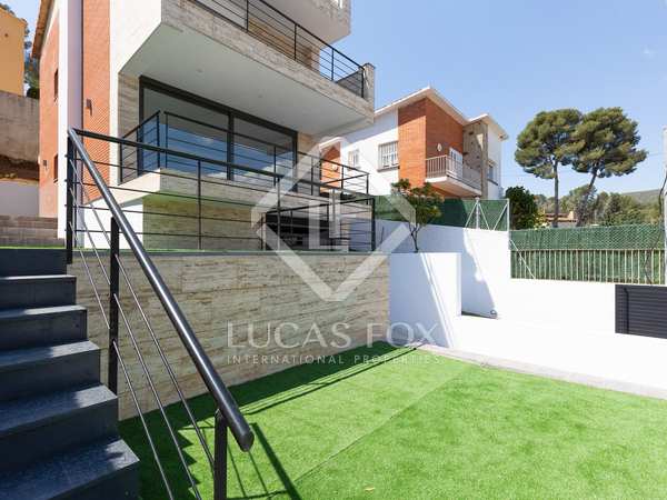 Дом / вилла 256m² на продажу в Montmar, Барселона