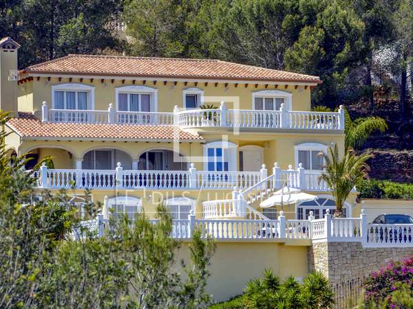 Casa / Vila de 400m&sup2; with 76m&sup2; terra&ccedil;o &agrave; venda em D&eacute;nia