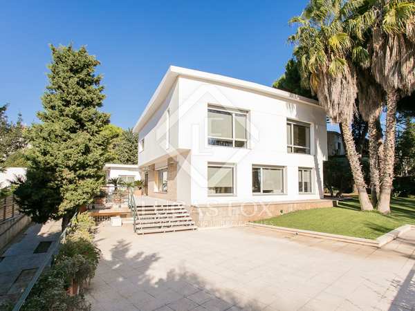 738m² house / villa with 1,300m² garden for sale in Pedralbes