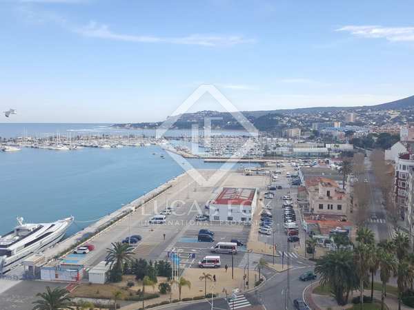 Centrally located apartment for sale in front of Denia port
