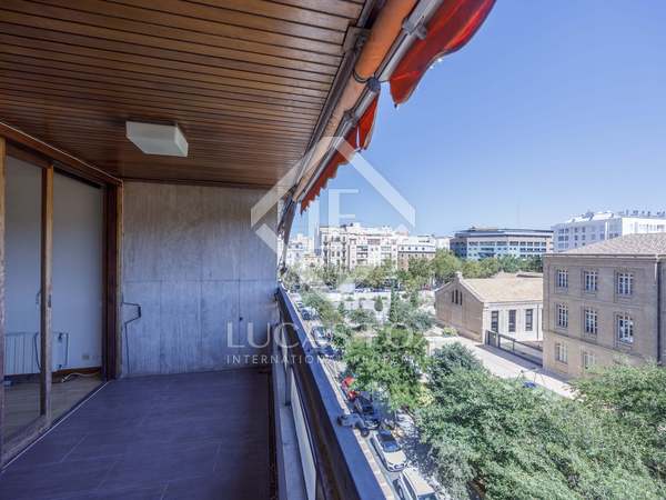 159m² apartment with 10m² terrace for sale in El Pla del Real