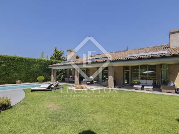 756m² house / villa with 400m² garden for rent in Pozuelo