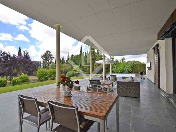 450m² house / villa with 2,800m² garden for sale in Sevilla