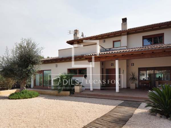 Modern home for sale on a large plot with a natural pool