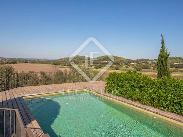 305m² house / villa with 400m² garden for sale in Baix Empordà