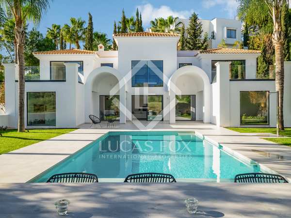385m² house / villa with 35m² terrace for sale in Estepona