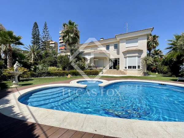 711m² house / villa with 500m² garden for sale in Playa San Juan