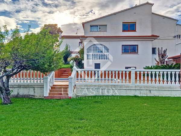 269m² house / villa with 1,350m² garden for sale in Cunit