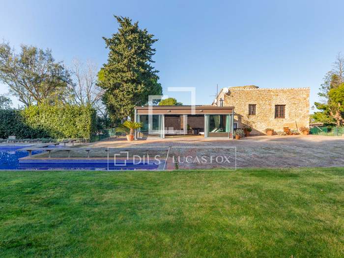 Houses and country estates for sale in Girona Lucas Fox