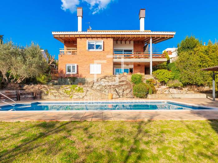 Houses and country estates for sale in Girona Lucas Fox