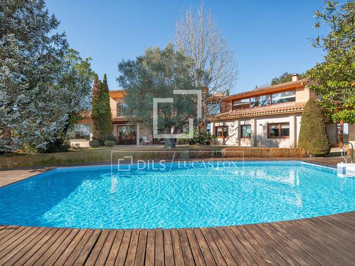 Houses and country estates for sale in Girona Lucas Fox
