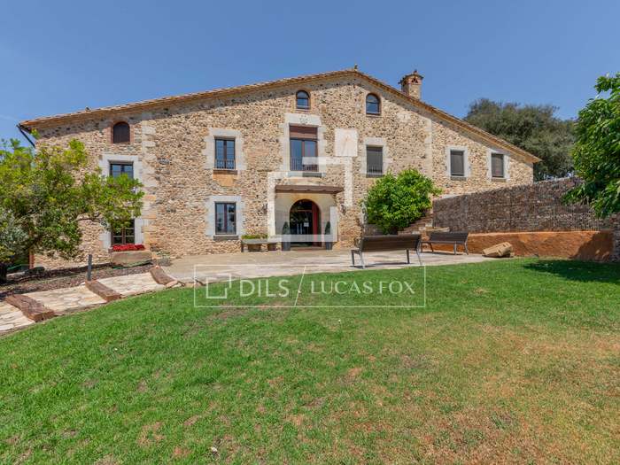 Houses and country estates for sale in Girona Lucas Fox