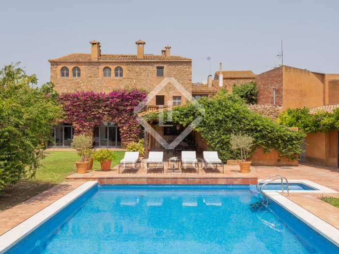 Houses and country estates for sale in Girona Lucas Fox