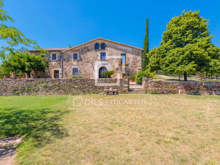 Houses and country estates for sale in Girona Lucas Fox