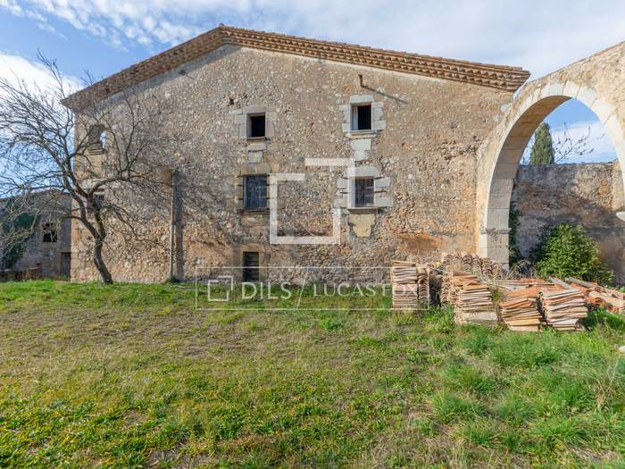 Houses and country estates for sale in Girona Lucas Fox
