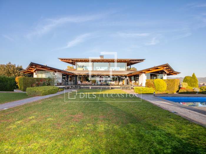 Houses and country estates for sale in Girona Lucas Fox