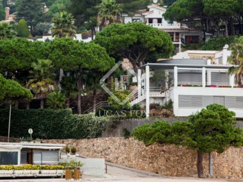 Charming villa to buy in Cala Sant Francesc, between Lloret and Blanes ...